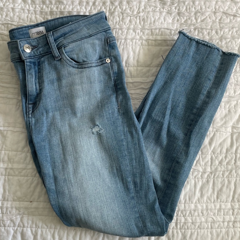 m1858 Light Wash Cropped Skinny Jean